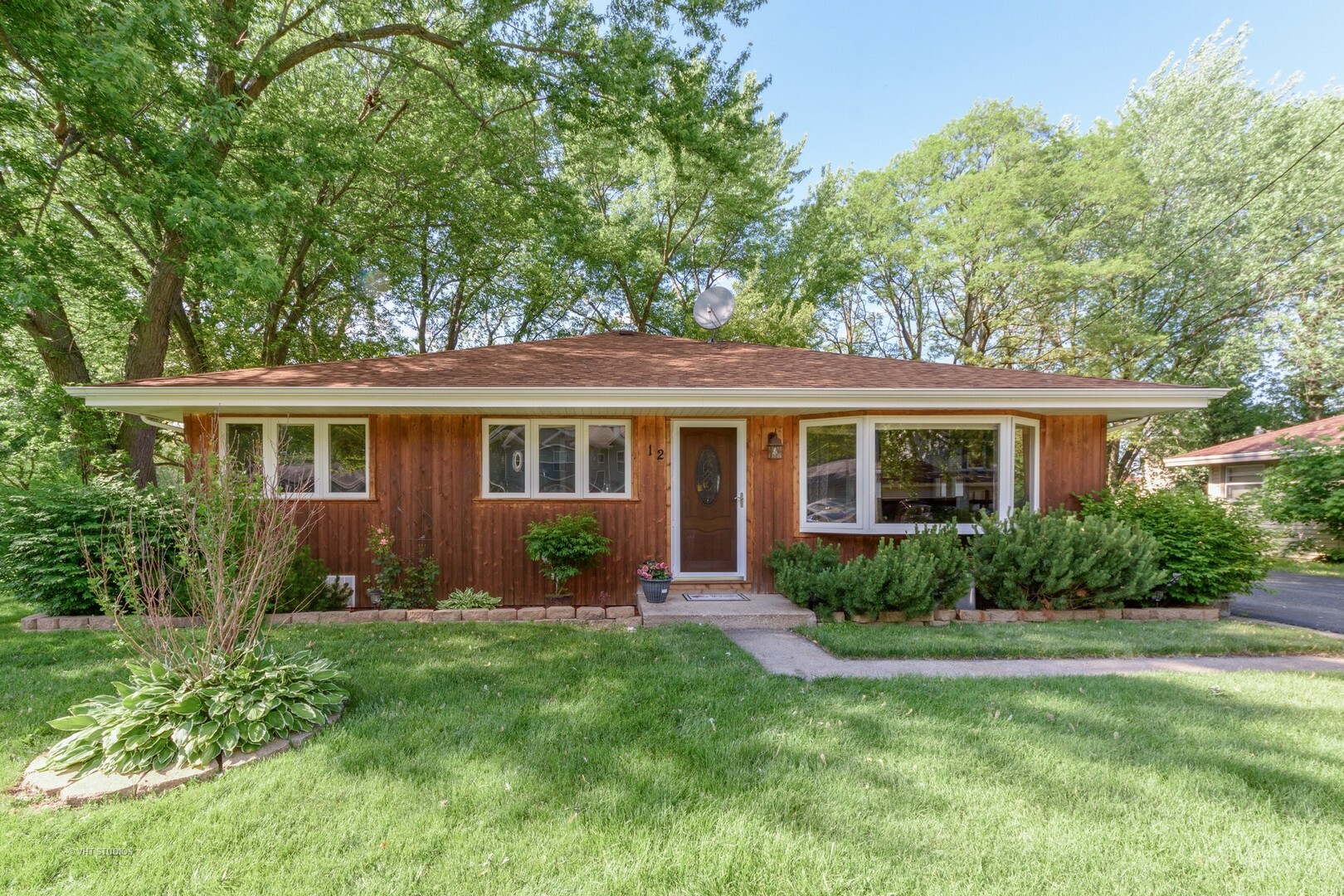Property Photo: 12 North Circle Avenue IL 60010
