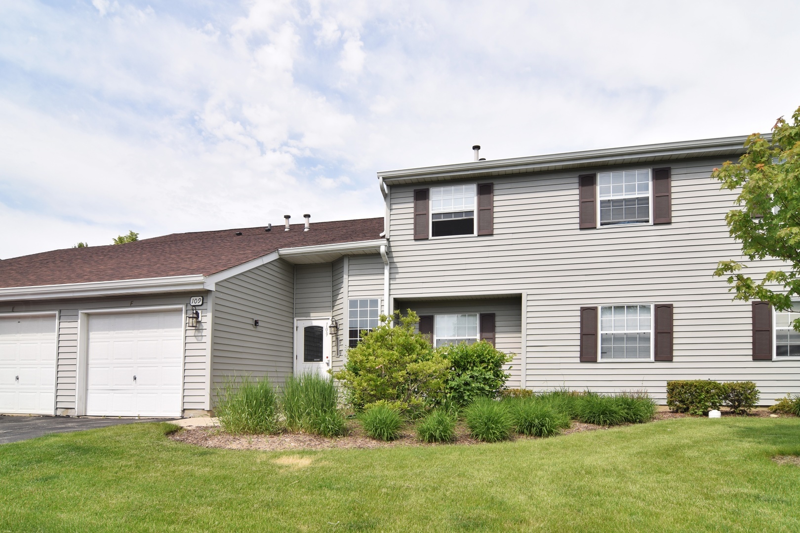 Property Photo:  109 Gant Circle  IL 60107 