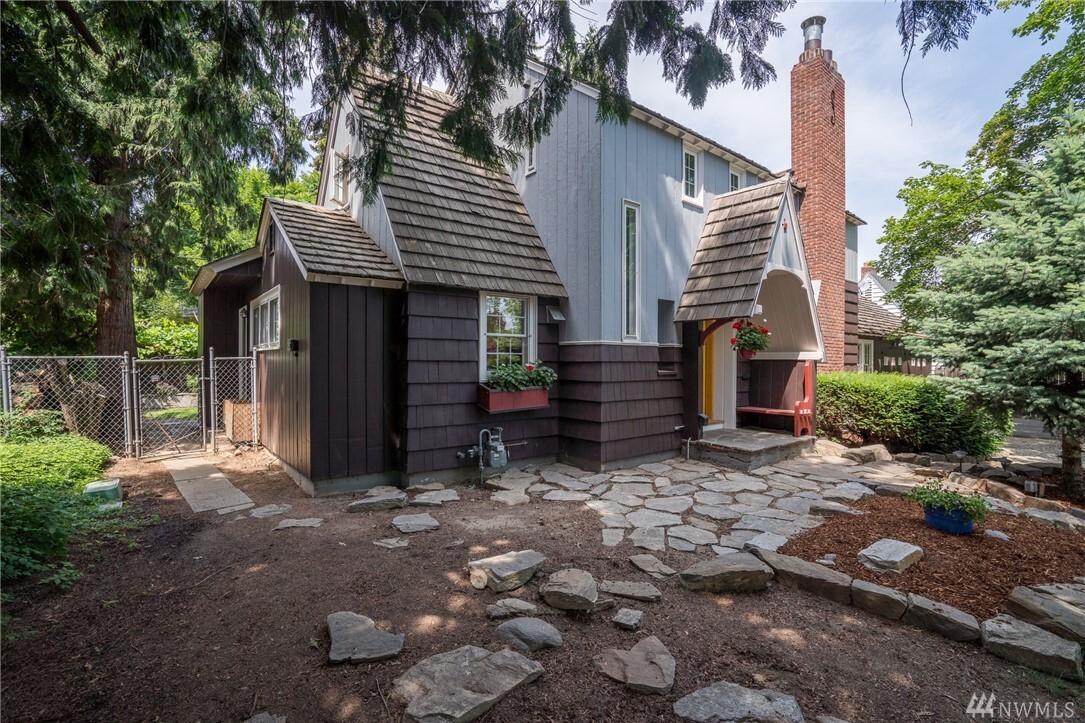 Property Photo:  24 S Miller St  WA 98801 