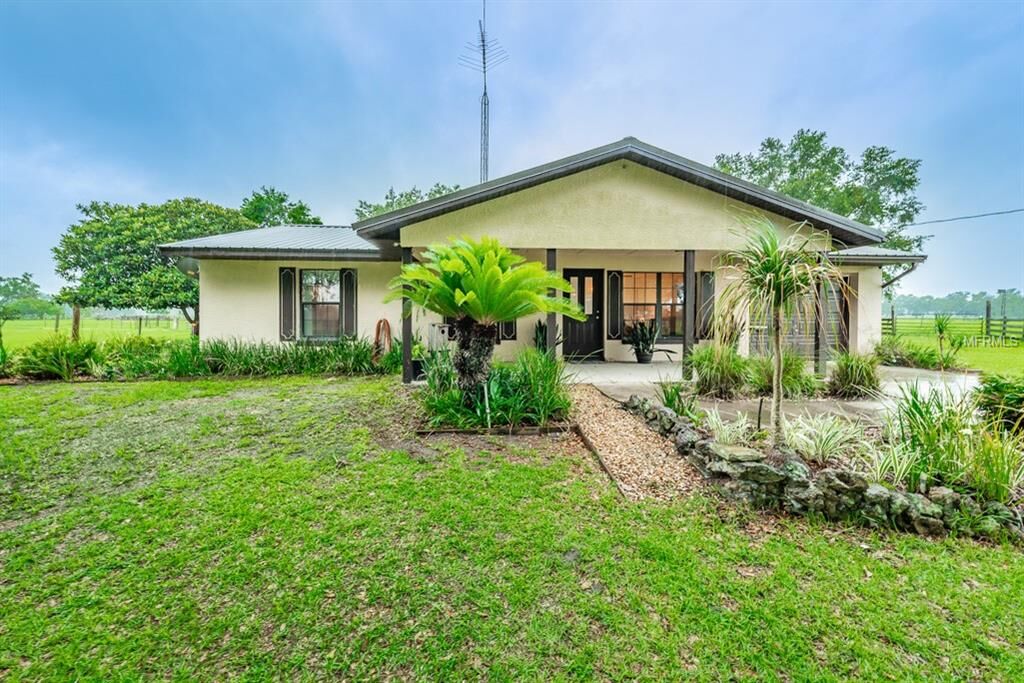 Property Photo: 8230 SE 23rd Drive FL 33597