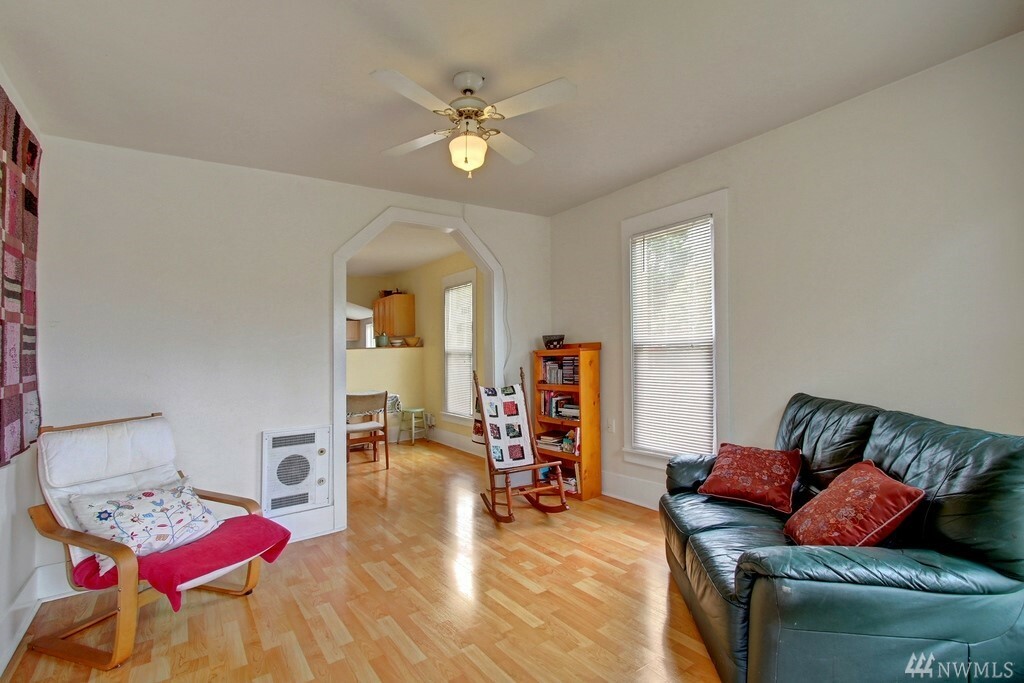 Property Photo:  2031 State St  WA 98201 