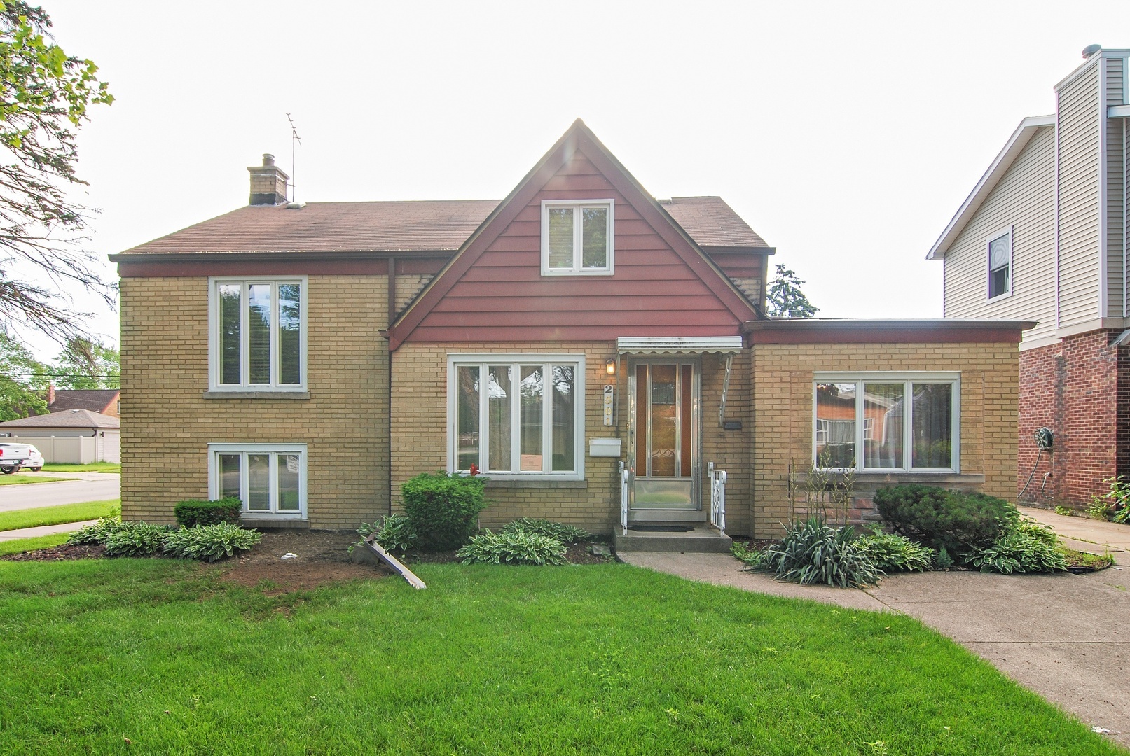 Property Photo: 2501 S 6th Avenue IL 60546