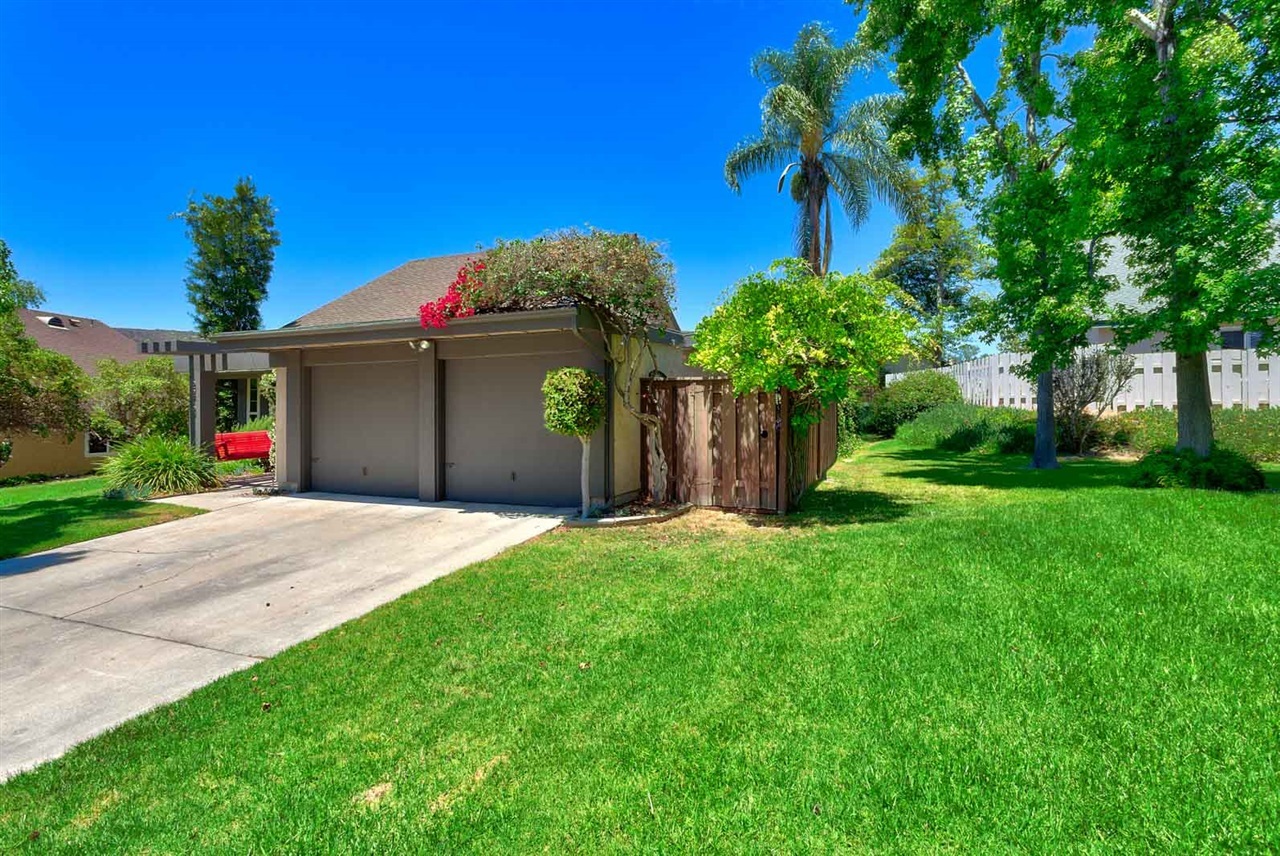 Property Photo: 2212 Knollview Ln CA 91977