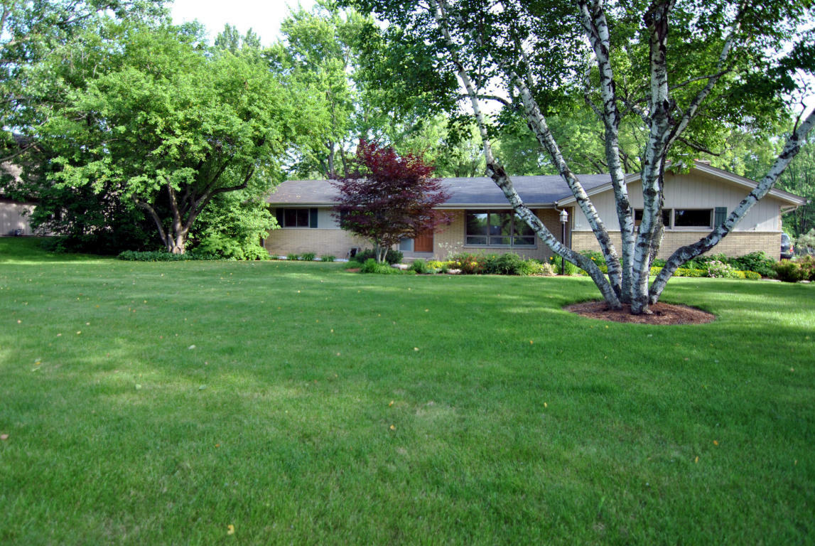 2303 W Hickory Ln  Mequon WI 53092 photo