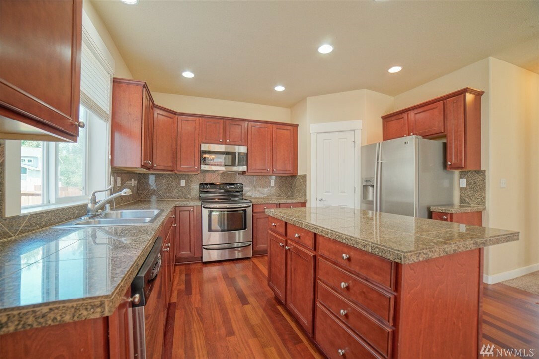 Property Photo: 10203 185th Ave E WA 98391