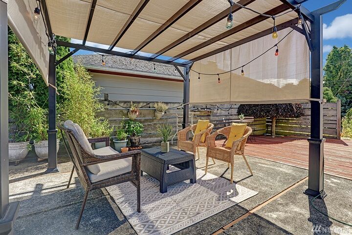 Property Photo: 7912 California Ave SW WA 98136