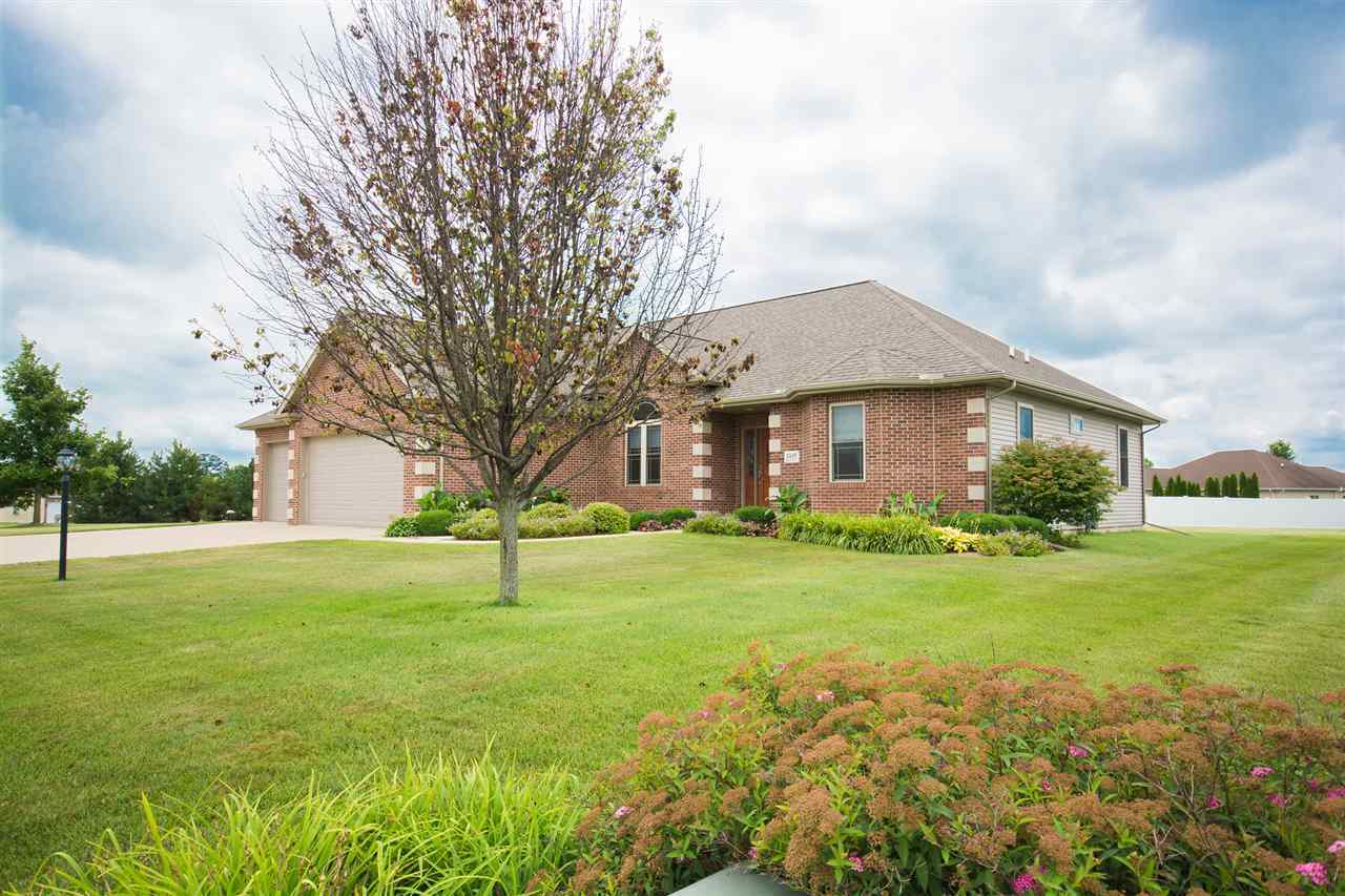 Property Photo:  1519 Redbird Ridge  IL 61548 