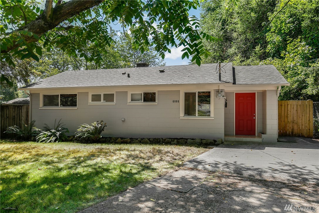 Property Photo:  6006 225th Place SW  WA 98043 