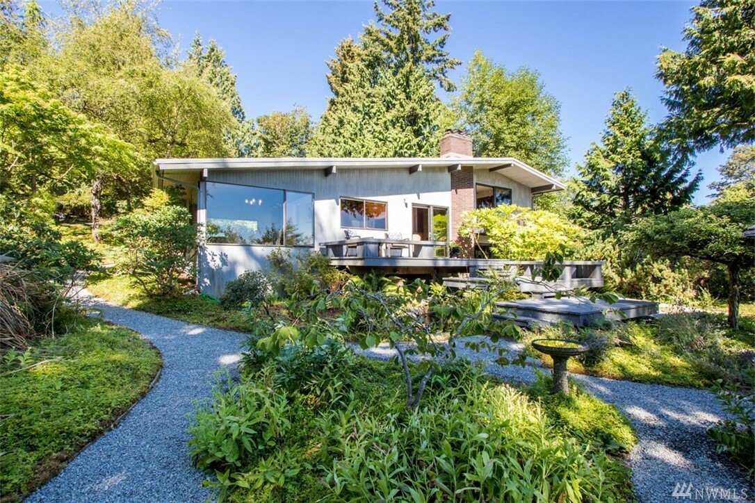 Property Photo: 15124 Sunrise Dr NE WA 98110