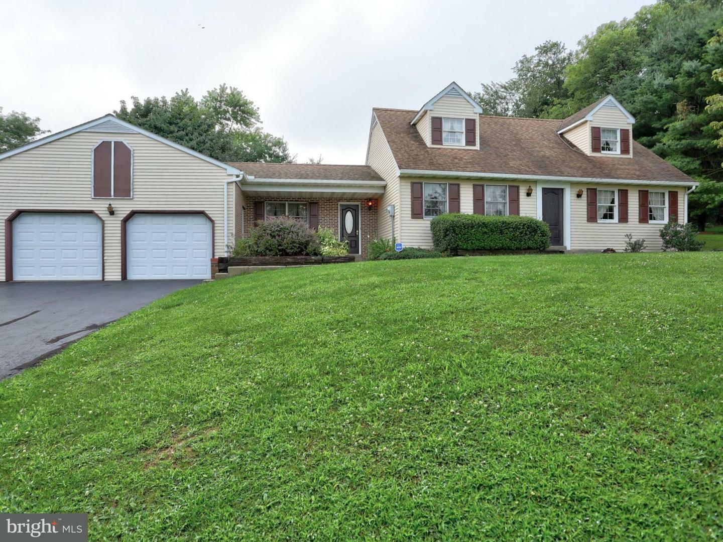 Property Photo:  25 Fairway Drive  PA 17566 