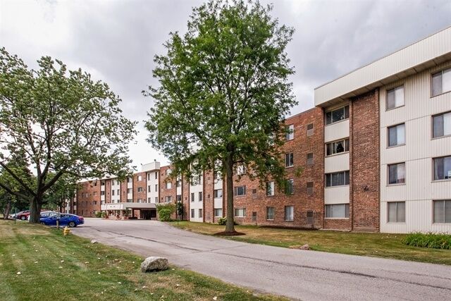 Property Photo: 841 York Street 432 IL 60126