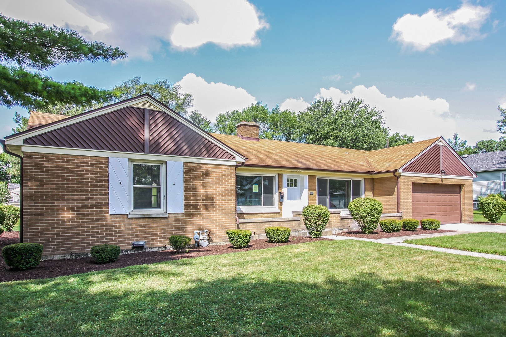 Property Photo: 550 Summit Avenue IL 60181
