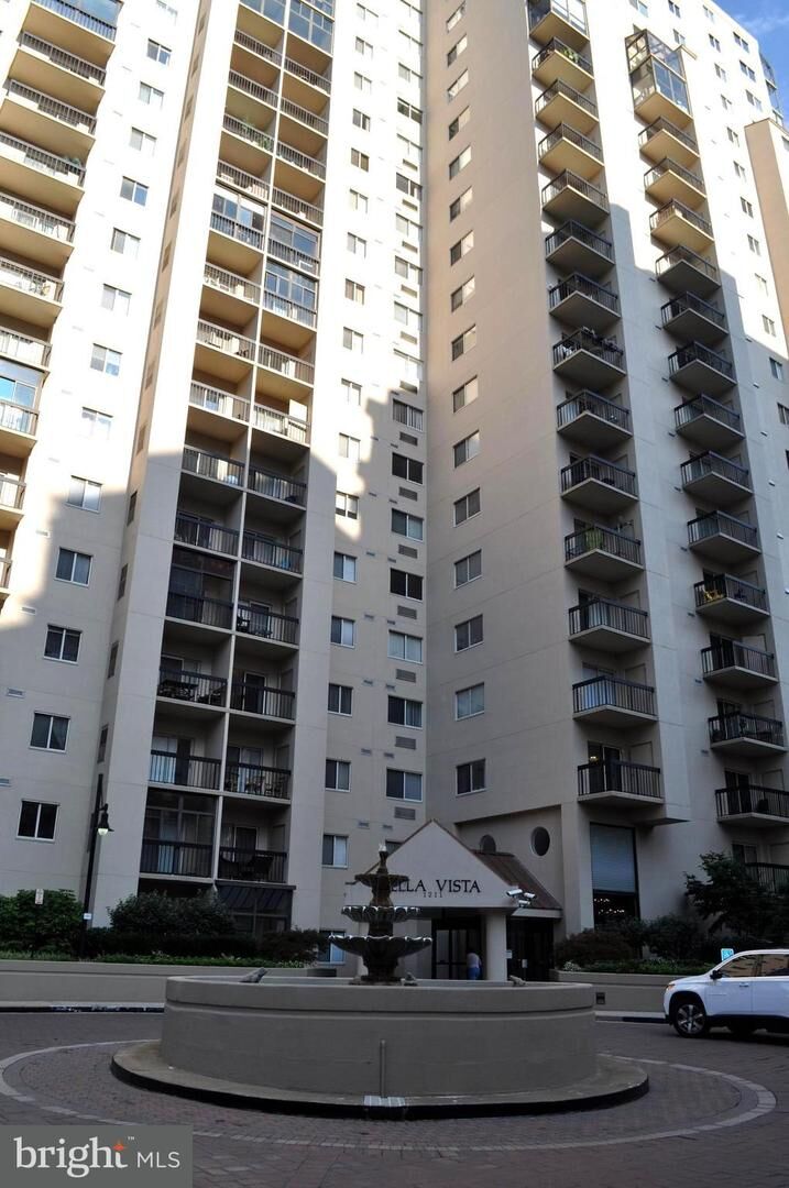 Property Photo: 1211 Eads Street S 1105 VA 22202