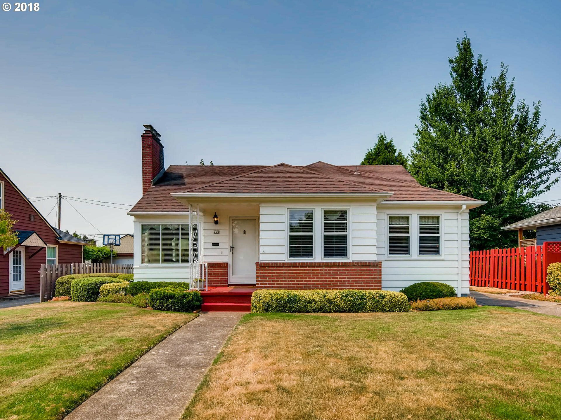 Property Photo:  229 SE 49th Ave  OR 97215 