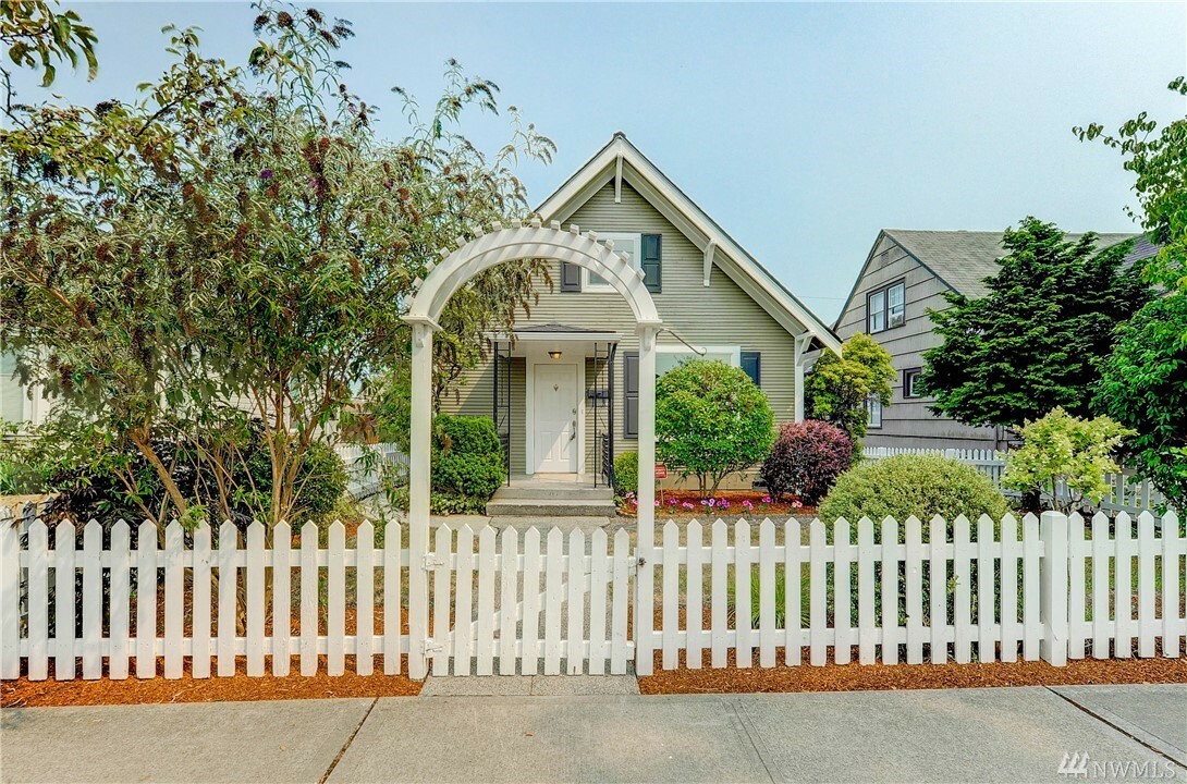 Property Photo: 1717 Colby Ave WA 98201