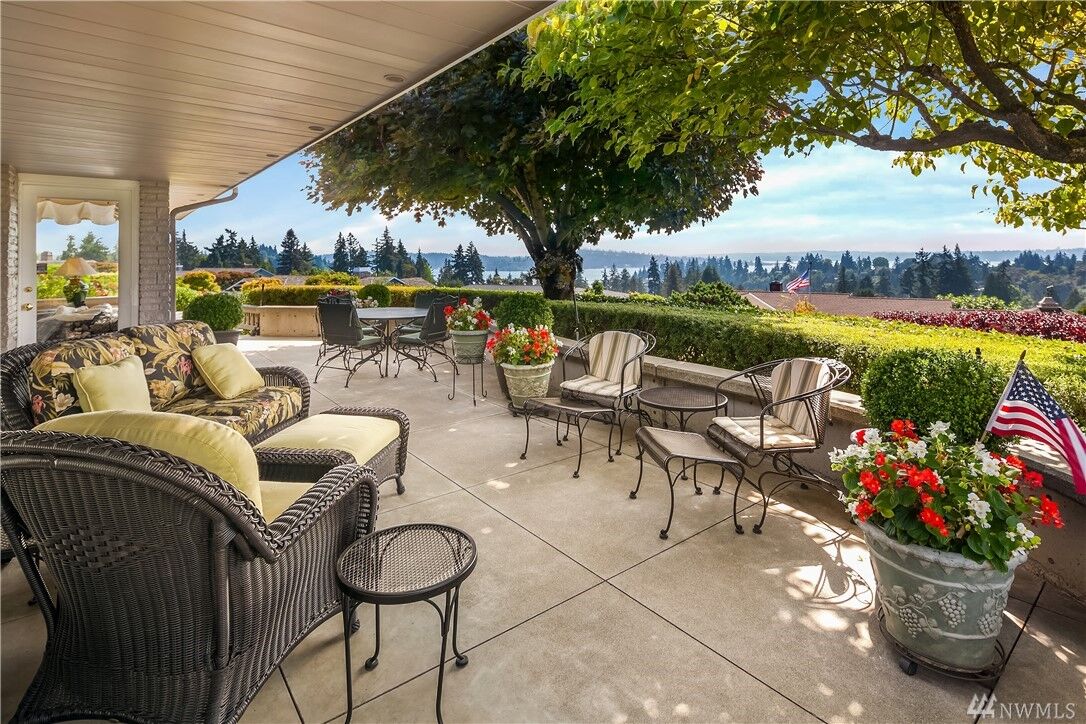 Property Photo:  9406 Vineyard Crest  WA 98004 