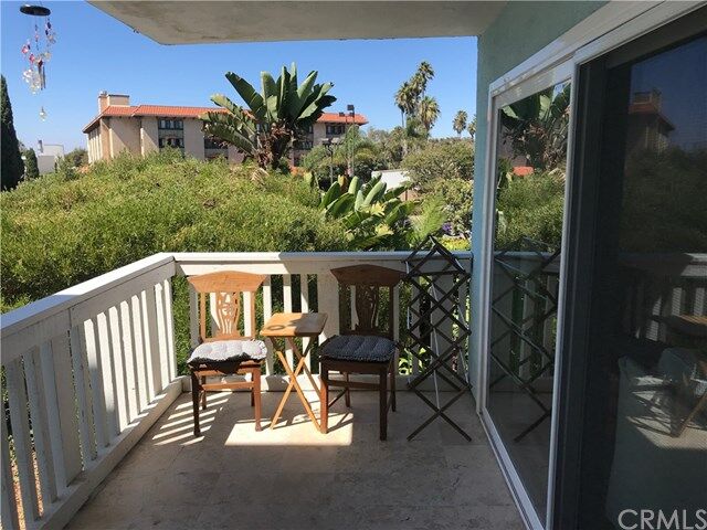 Property Photo:  650 The Vlg 204  CA 90277 