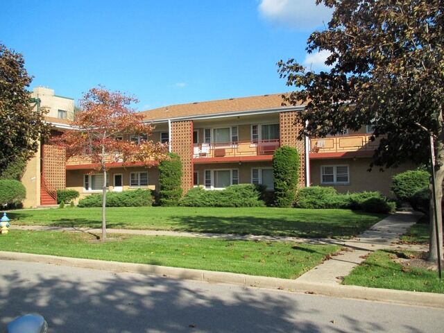 Property Photo:  33 Clifton Avenue 102  IL 60068 