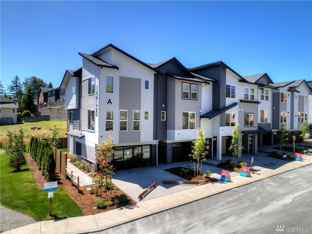 Property Photo: 15720 Meadow (B5) Rd 1032 WA 98087