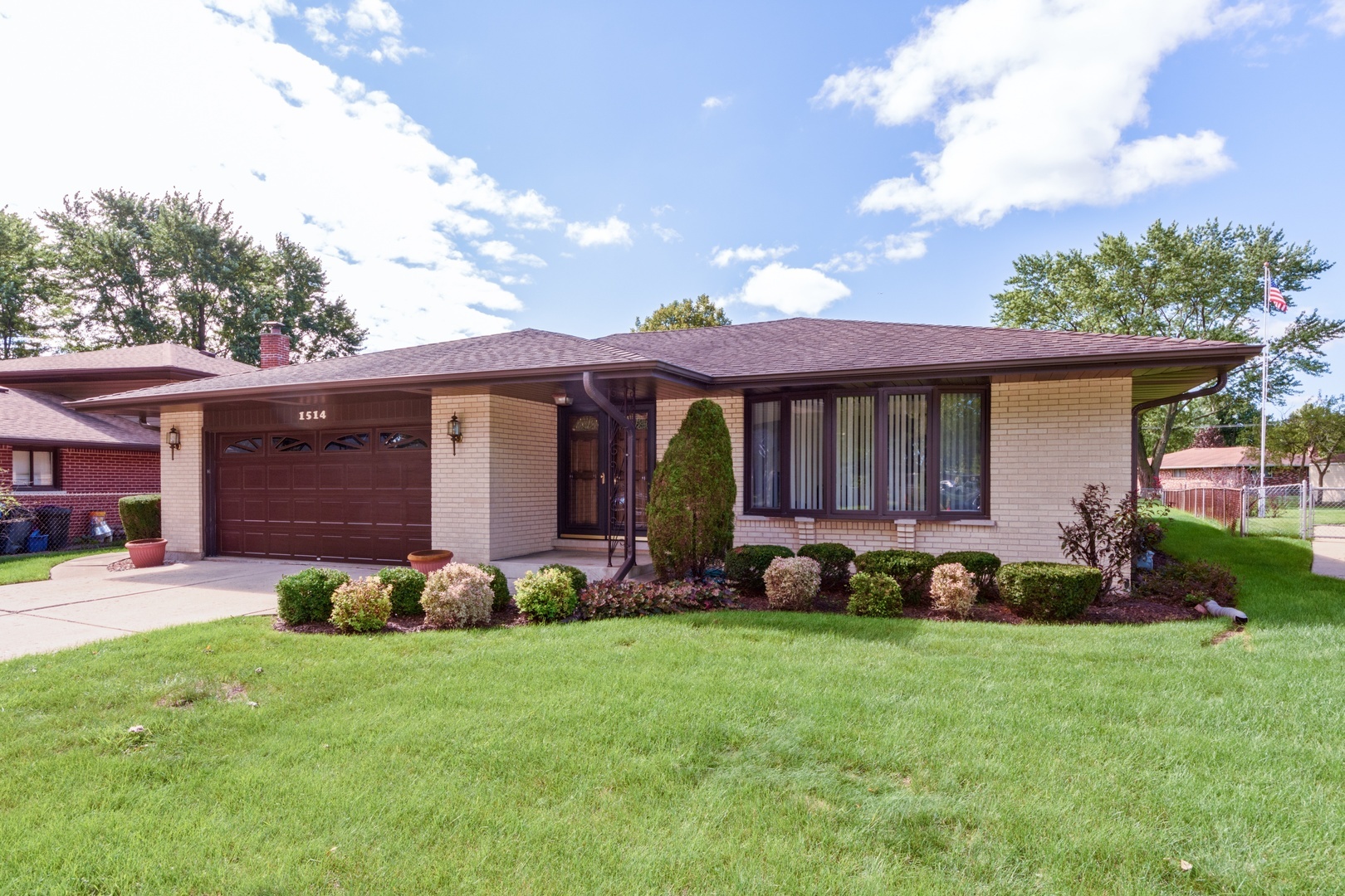 Property Photo:  1514 North Larch Drive  IL 60056 