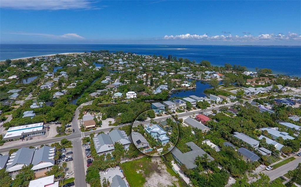 Property Photo: 407 Pine Avenue FL 34216