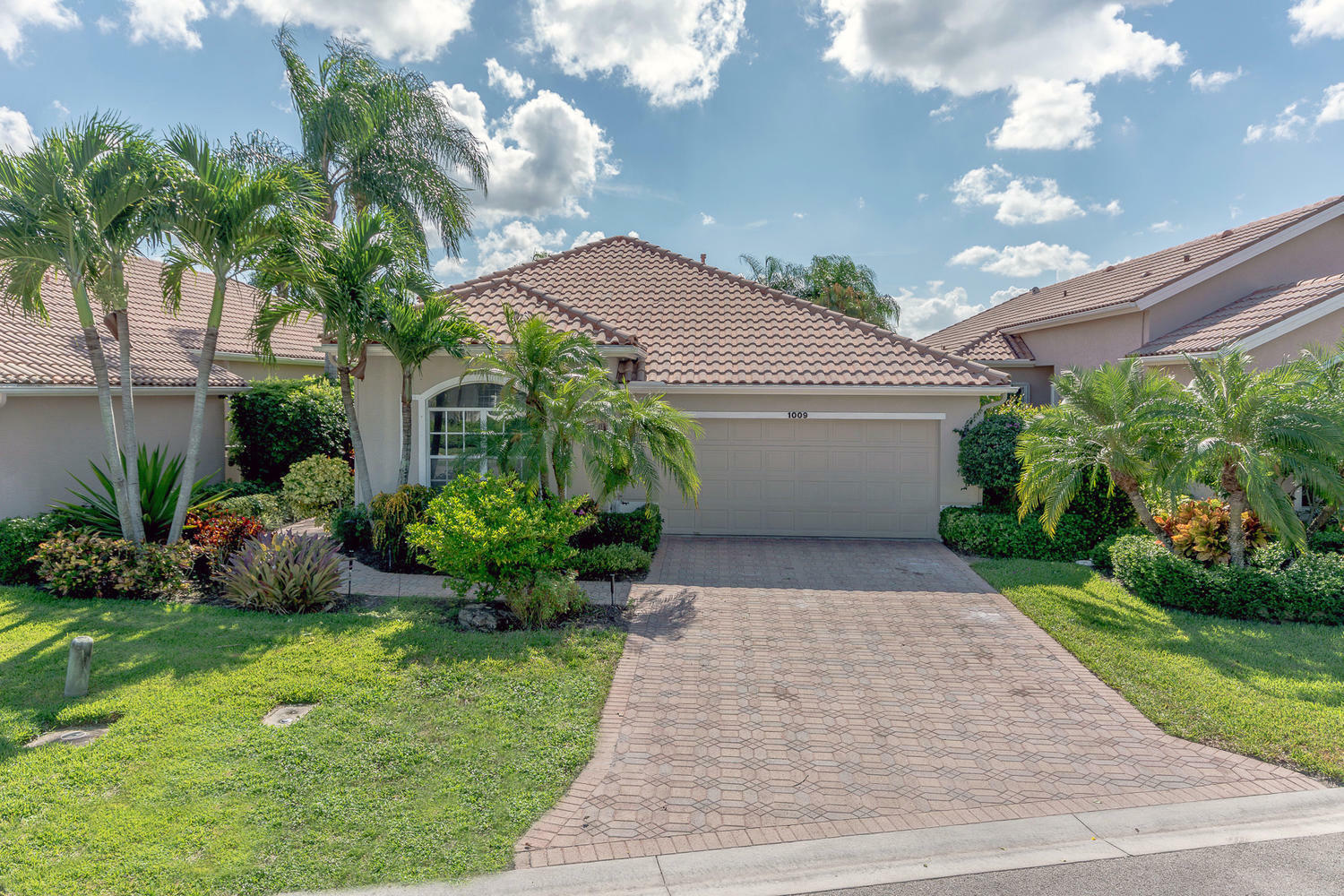 Property Photo: 1009 Diamond Head Way FL 33418
