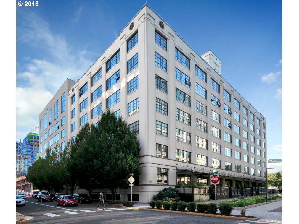 Property Photo:  1400 NW Irving St 605  OR 97209 