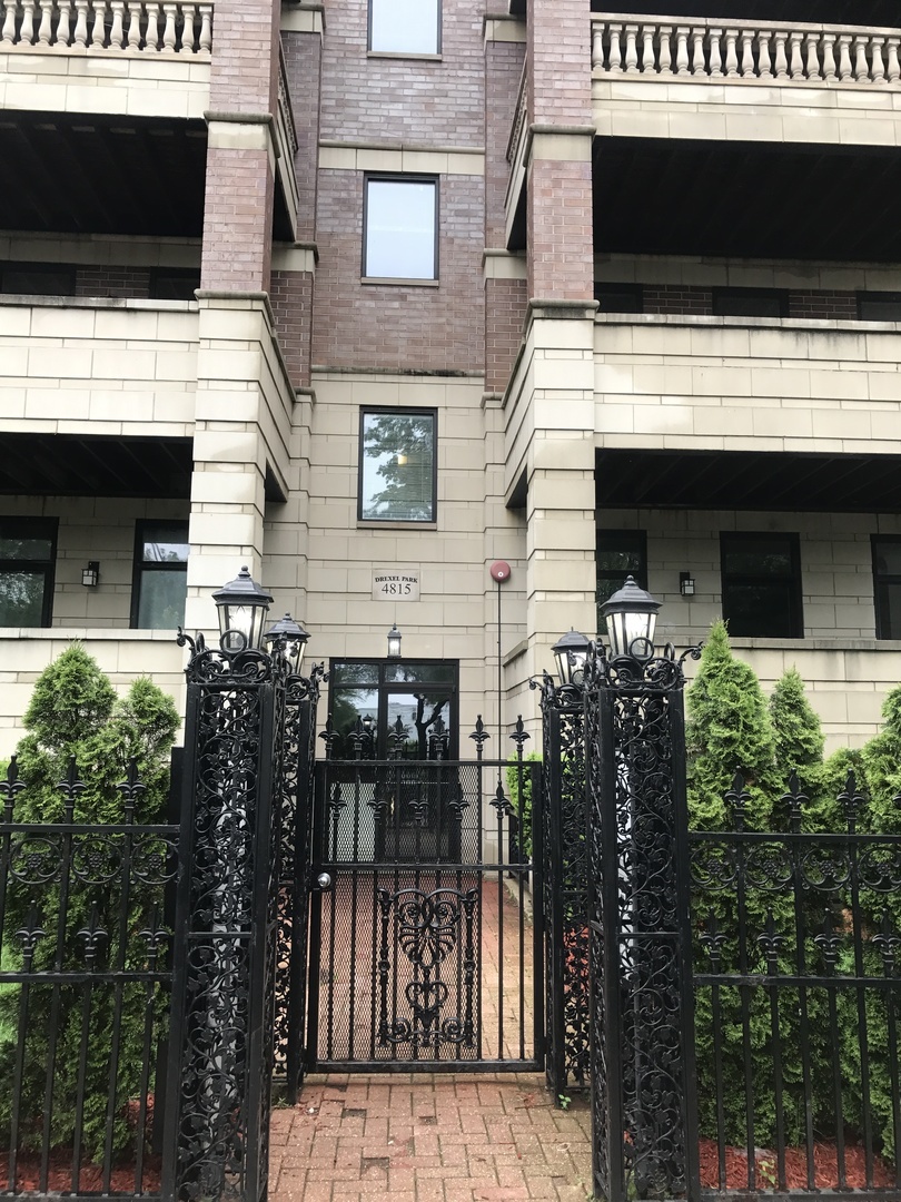 Property Photo: 4815 South Drexel Boulevard 4se IL 60615