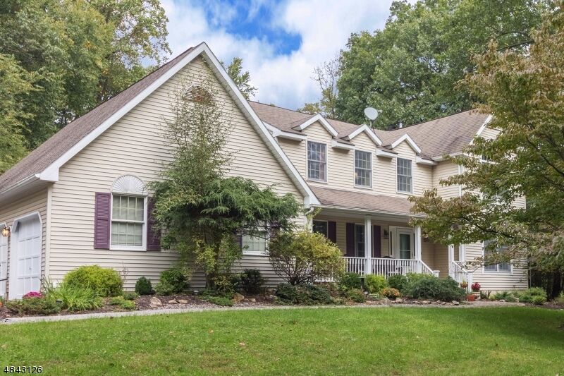 Property Photo:  11 Kensington Ct  NJ 08802