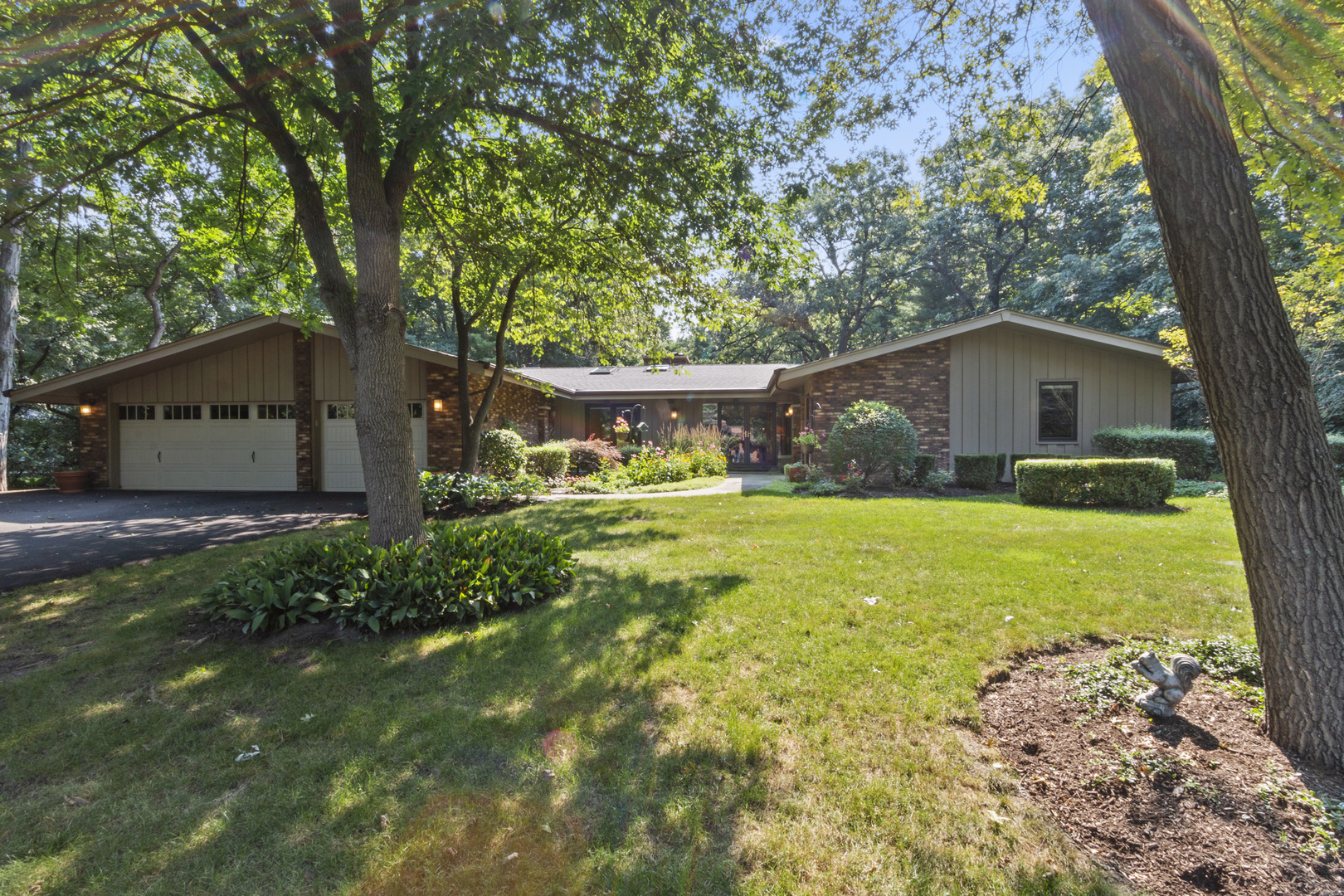 Property Photo:  1 Robin Crest Road  IL 60047 