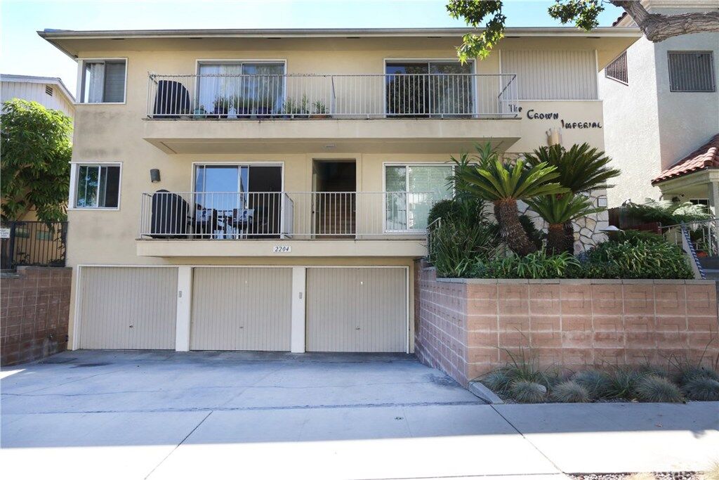 Property Photo: 2204 1st 2 CA 90803