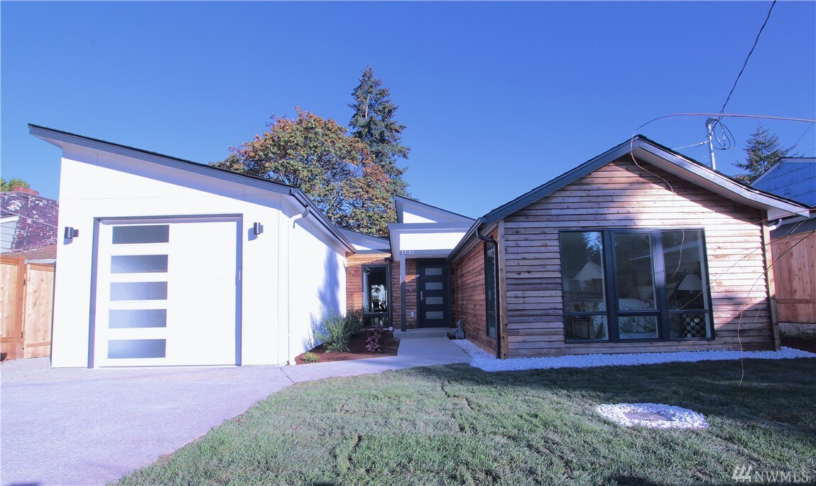 Property Photo: 13712 Palatine Avenue N WA 98133