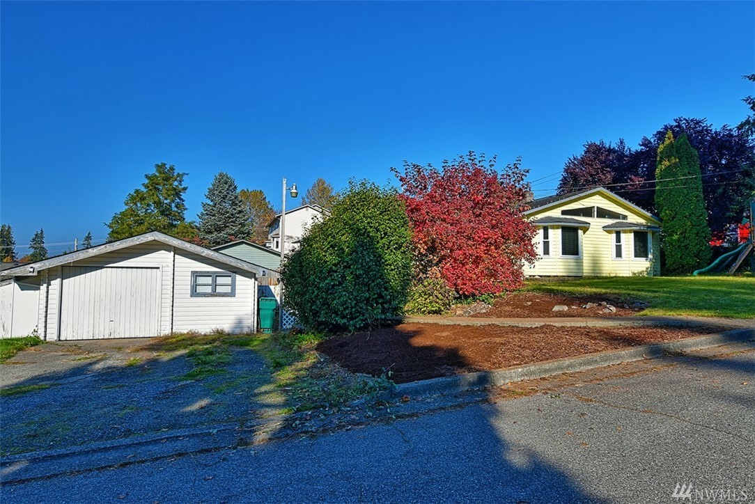 Property Photo:  819 E 2nd St  WA 98223 