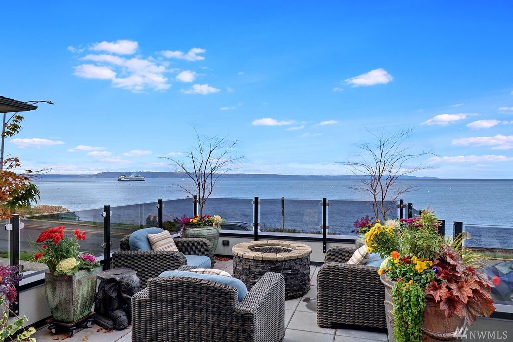 Property Photo: 390 Sunset Ave N WA 98020