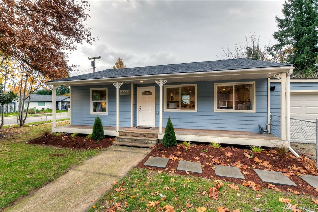 Property Photo:  3533 SE 5th St  WA 98058 