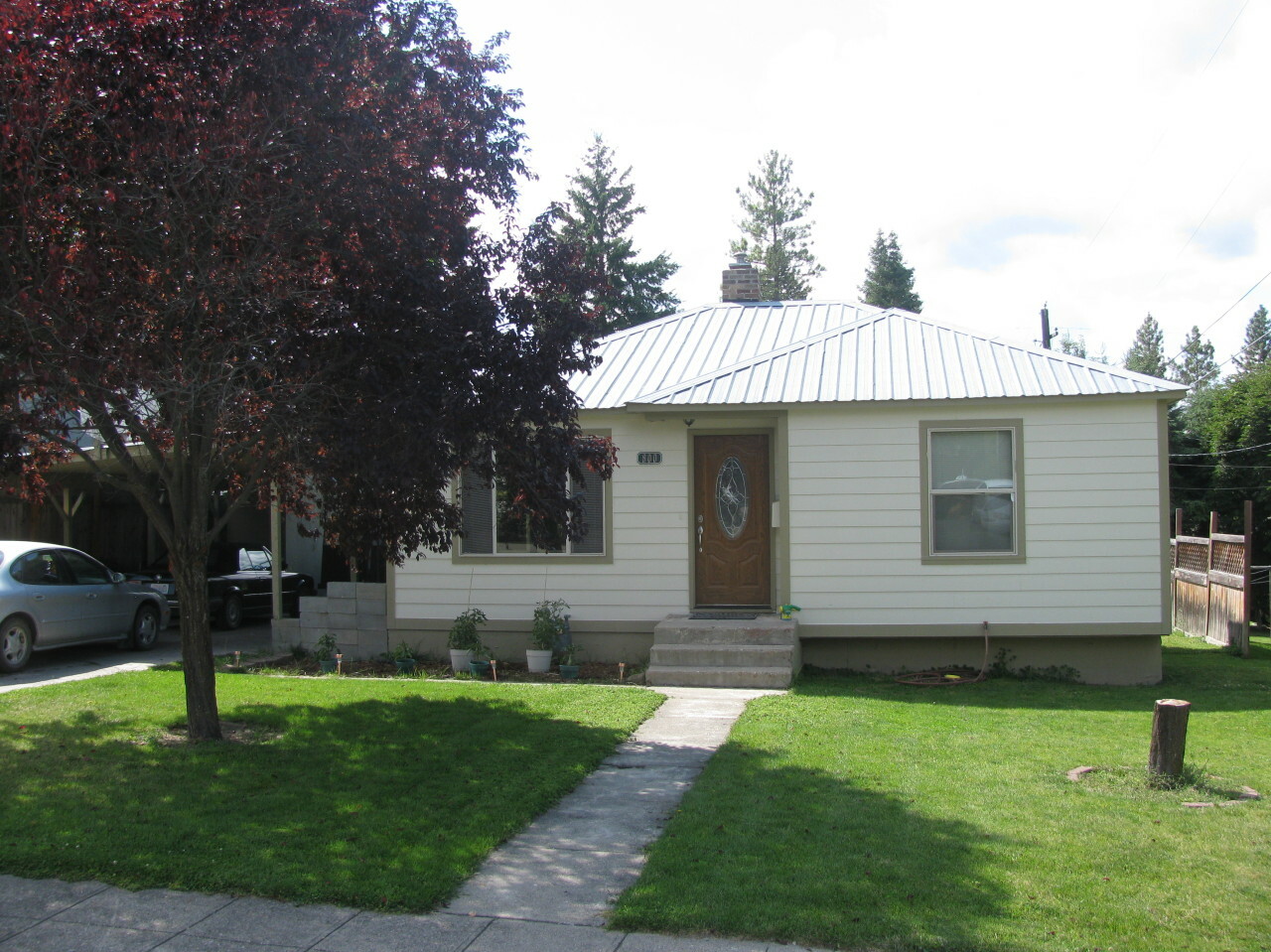 Property Photo:  800 S Pine St  WA 99114 