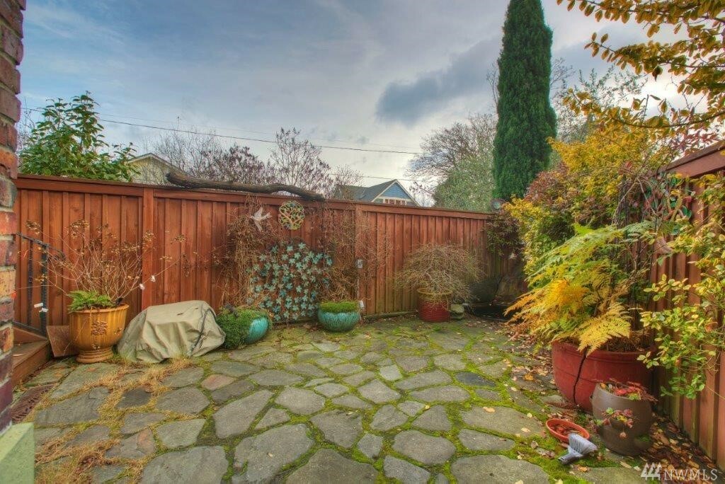 Property Photo:  400 W McGraw  WA 98119 