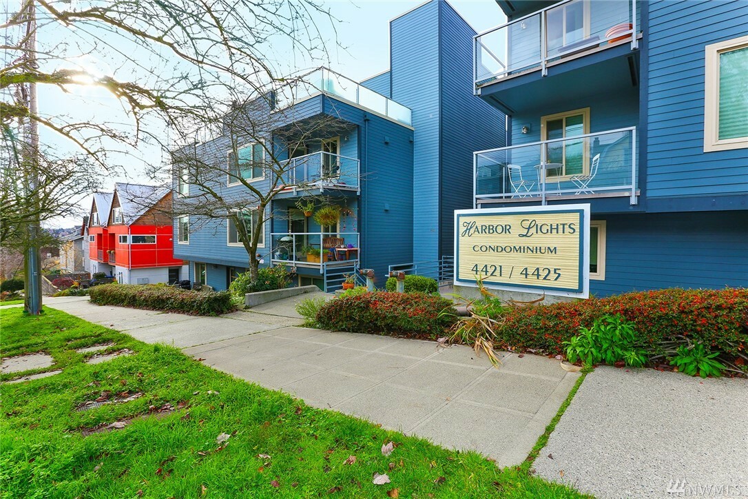 Property Photo: 4421 Greenwood Ave N 204 WA 98103
