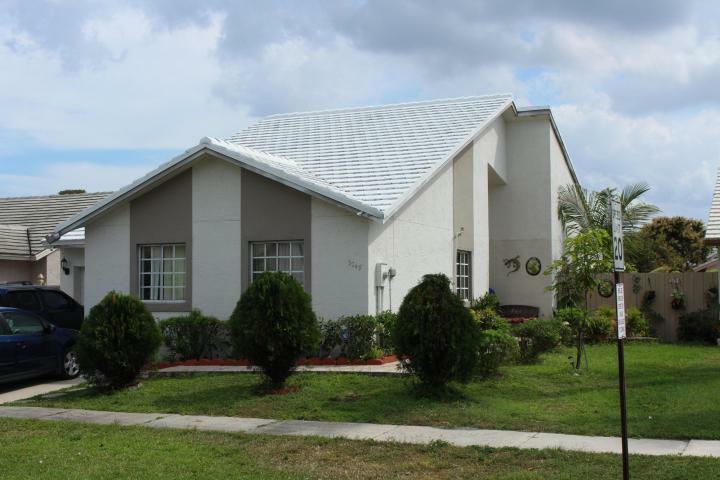 Property Photo:  5749 Strawberry Lakes Circle  FL 33463 