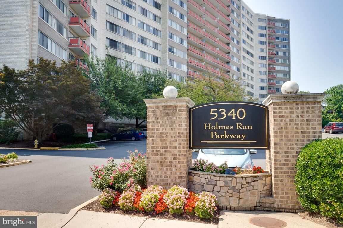 Property Photo: 5340 Holmes Run Parkway 1605 VA 22304