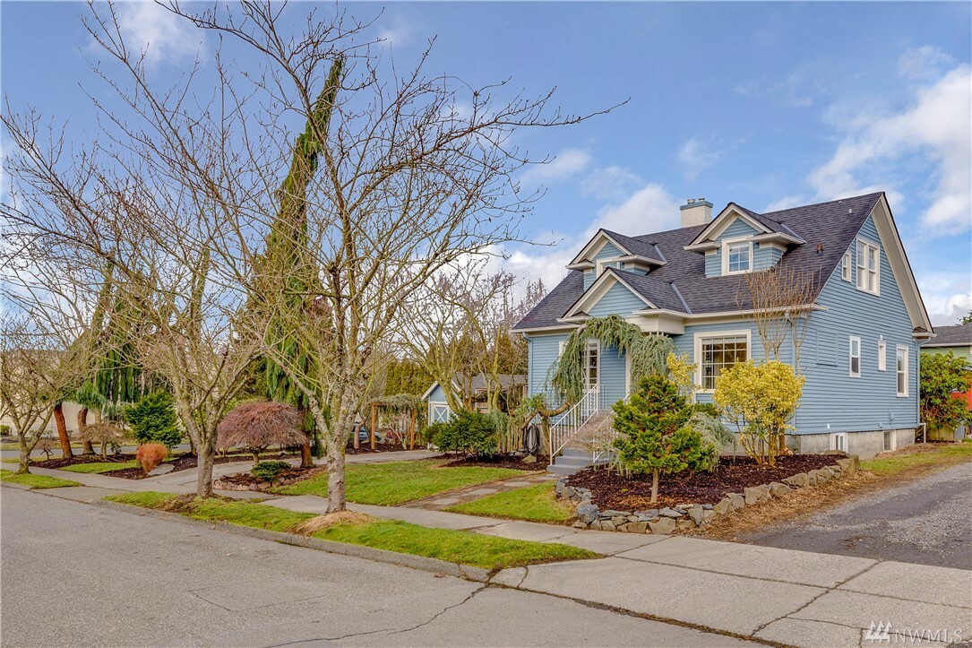 Property Photo:  2207 18th St  WA 98201 