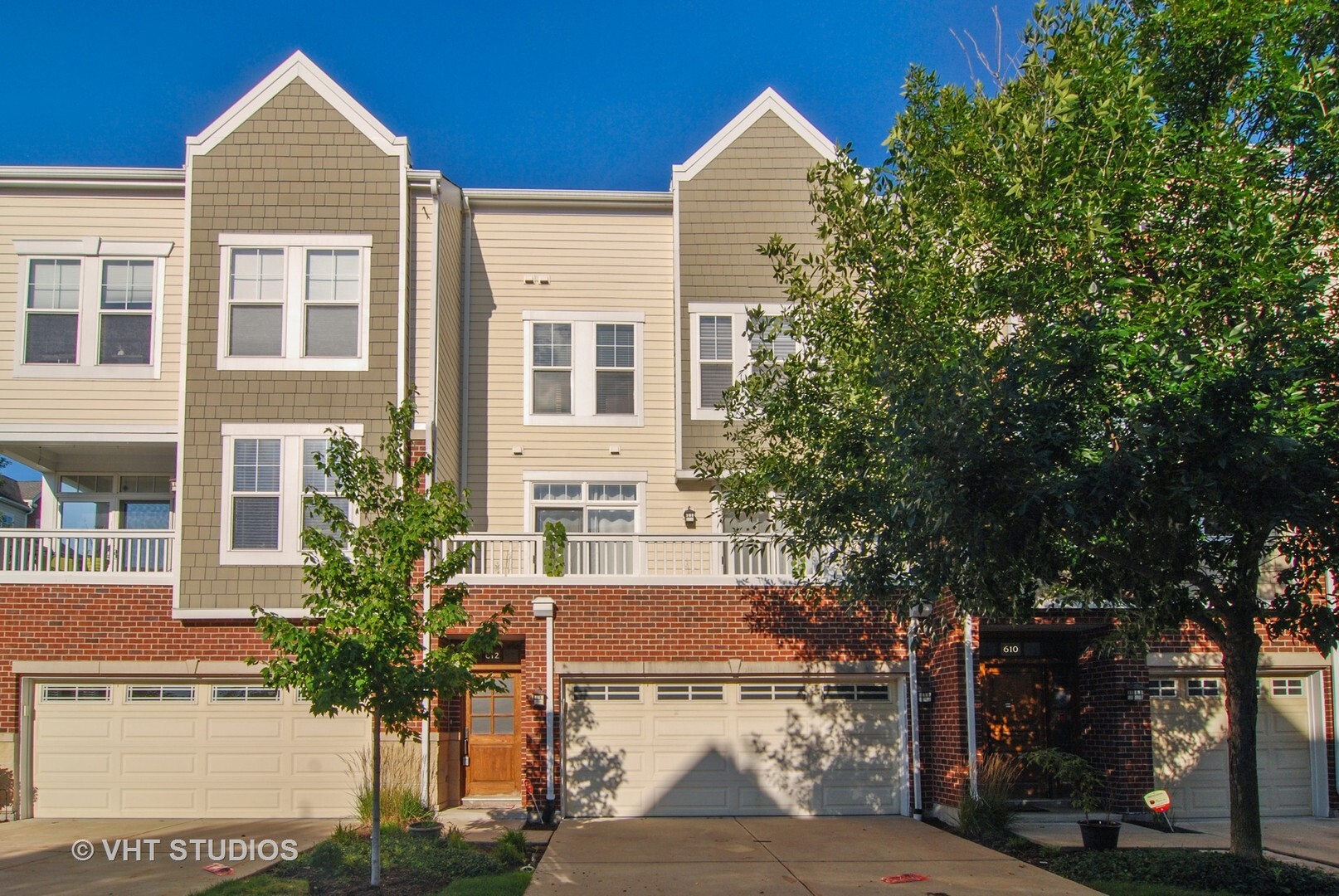 Property Photo: 612 Grove Lane IL 60130