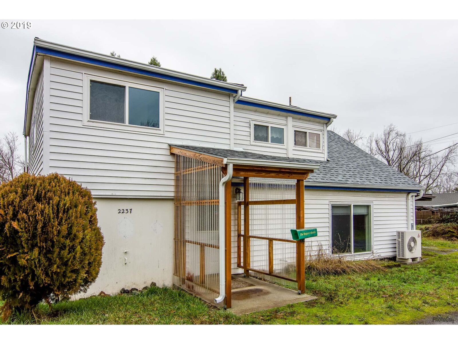 Property Photo:  2237 Grant St  OR 97405 