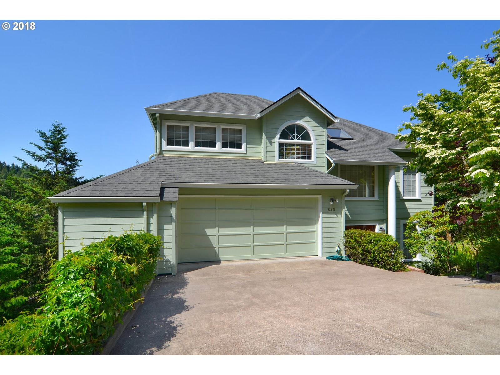 Property Photo: 643 Startouch Dr OR 97405