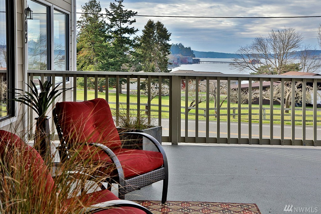 Property Photo:  905 NE Leach St  WA 98239 