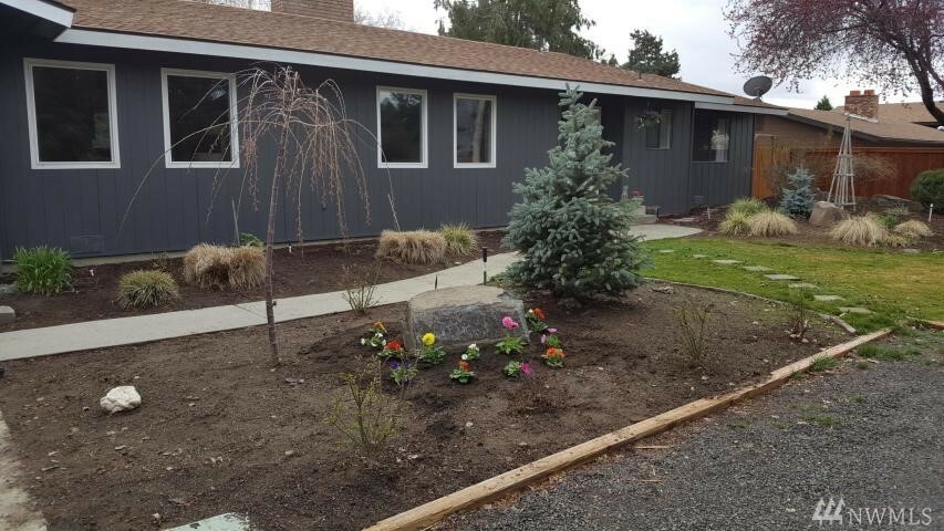 Property Photo:  1511 Eastmont Ave NE  WA 98802 