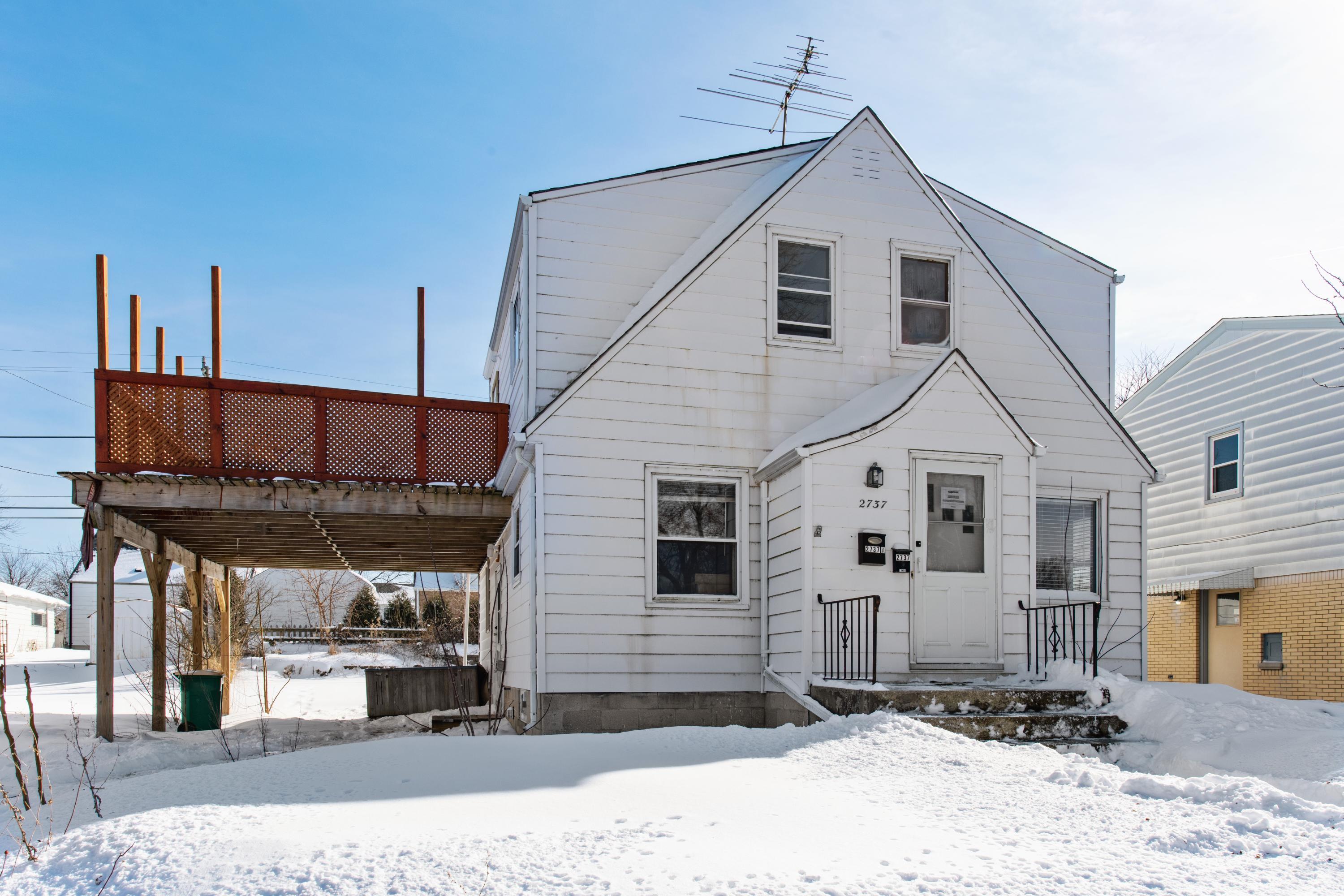 Property Photo: 2737 E Elizabeth Ave WI 53235