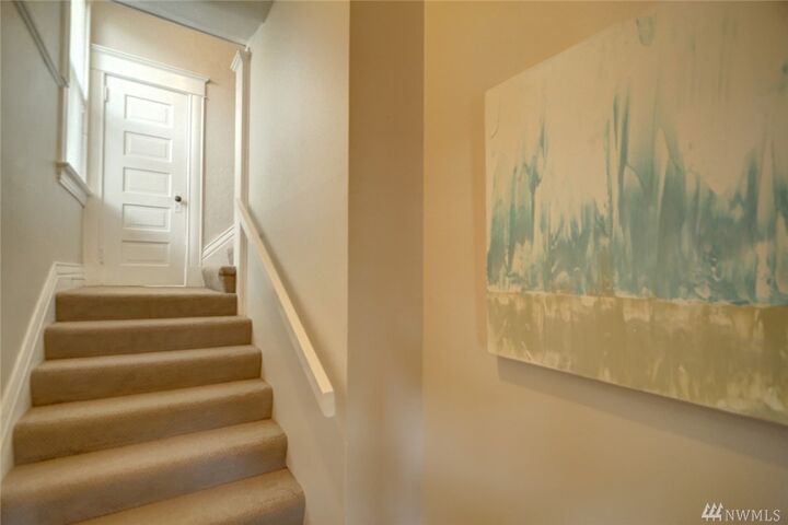 Property Photo:  620 Malden Ave E 4  WA 98112 