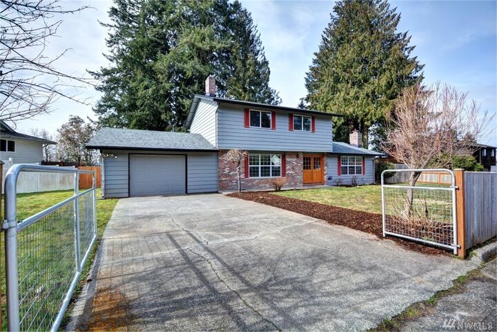 Property Photo:  1042 E Robinhood Dr  WA 98223 