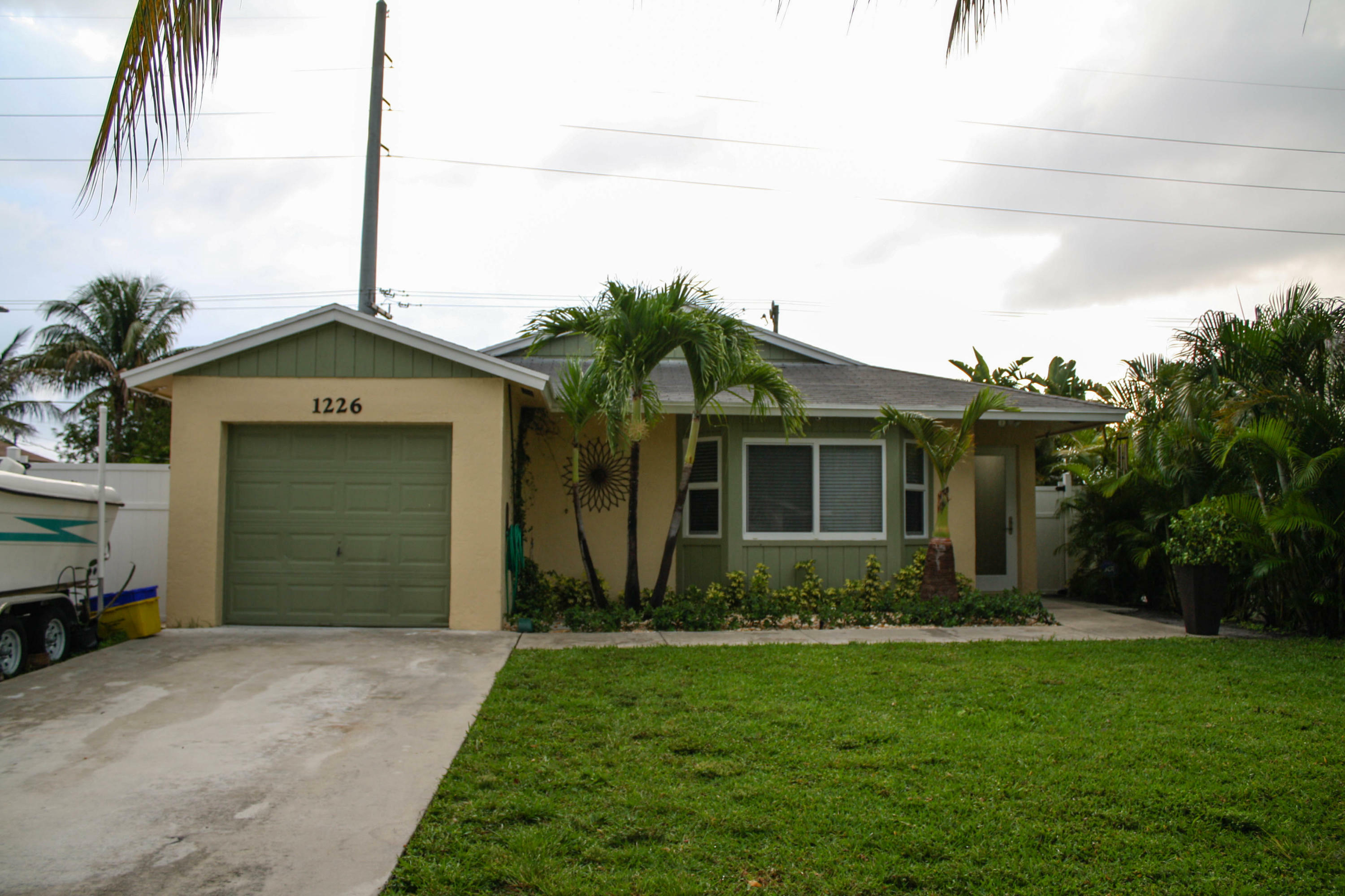 Property Photo:  1226 NW 7th Street  FL 33426 